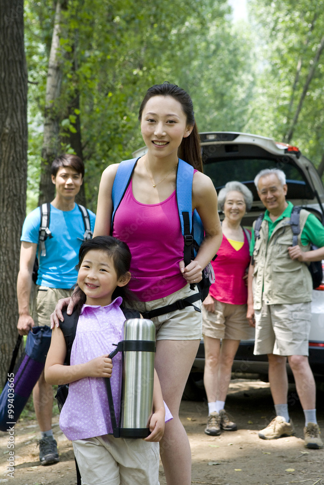 一家人在乡村旅行