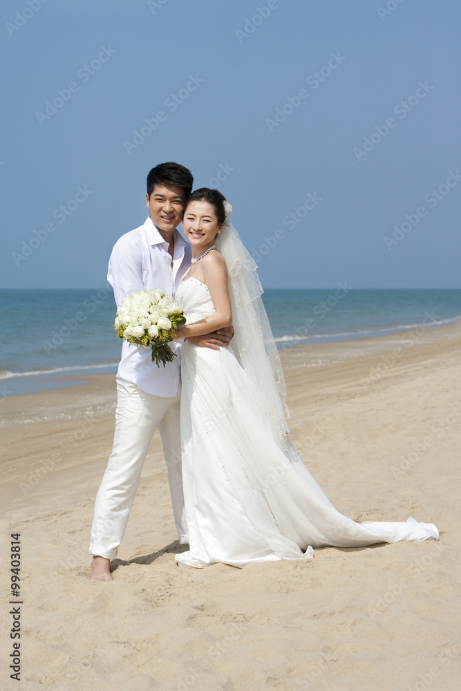 海滩上的新婚夫妇