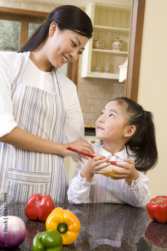 母亲和女儿在厨房做饭