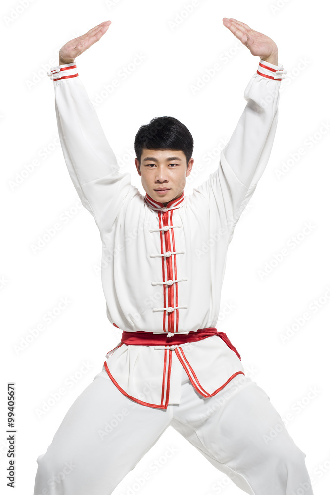 中国传统服饰男子打太极拳