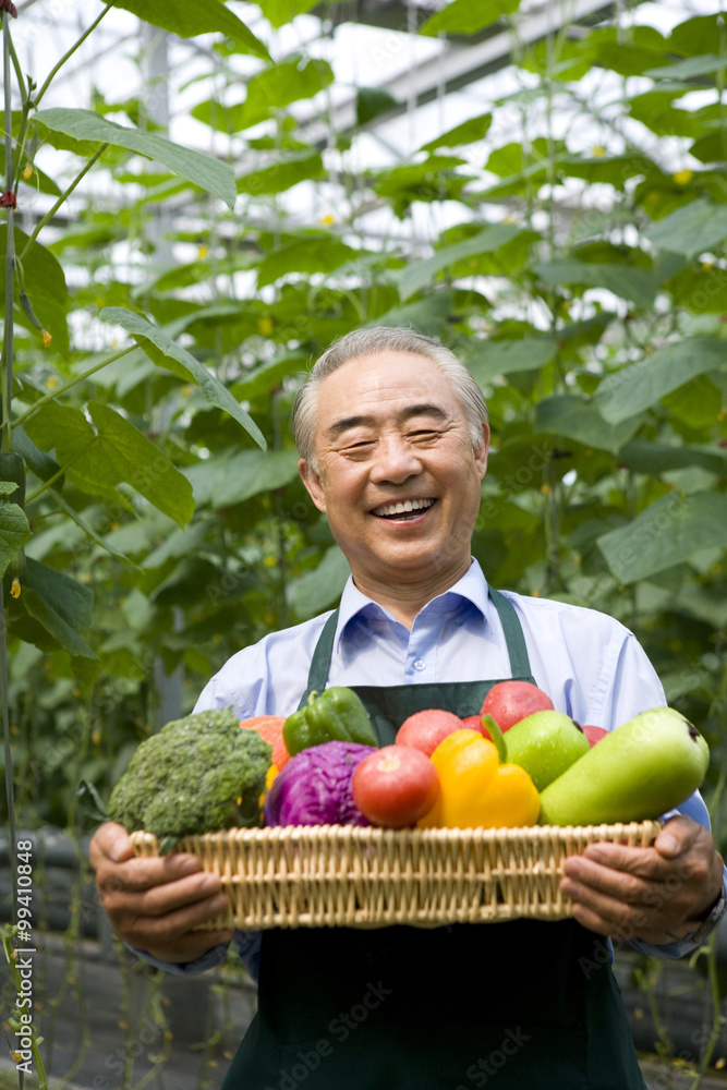 现代农场里的农民拿着蔬菜