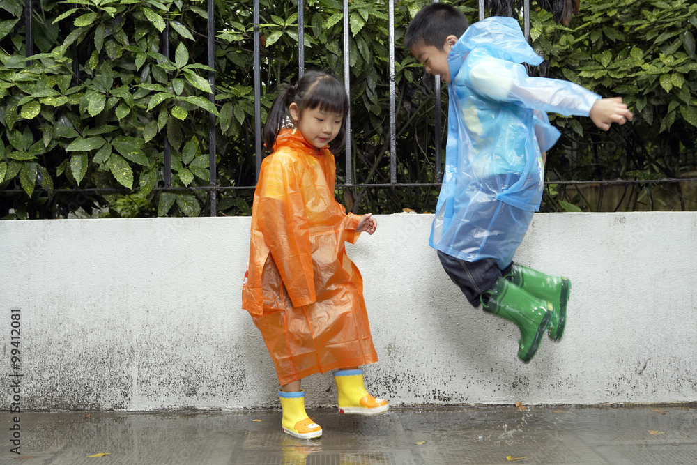 雨中穿着雨衣的幼童