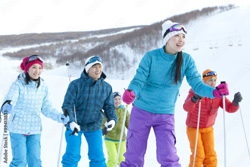 滑雪胜地的年轻人