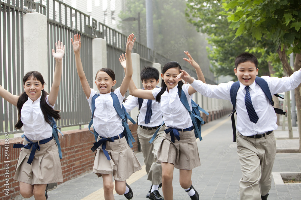 上学路上穿着制服的活泼学生