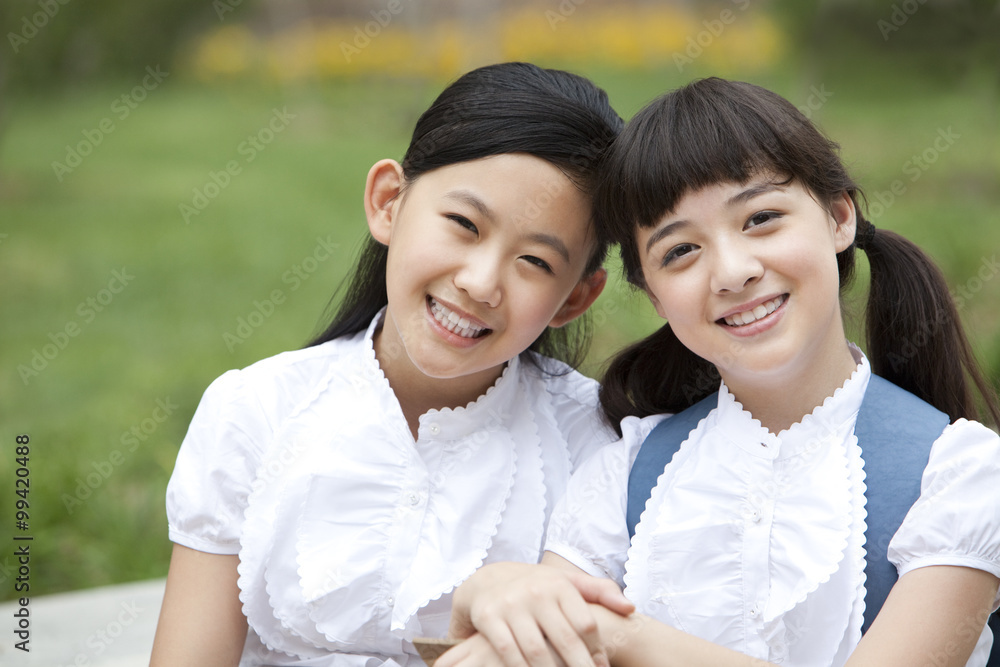 穿着制服的女学生并排坐的肖像