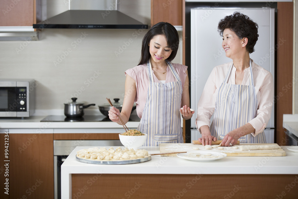 快乐的母女包饺子