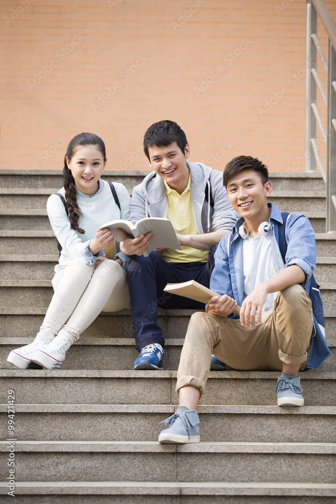 年轻大学生在图书馆外阅读