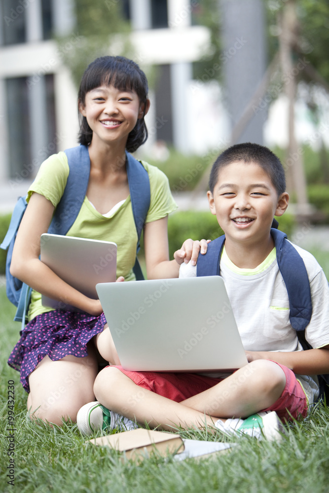 拥有高科技数字产品的小学生