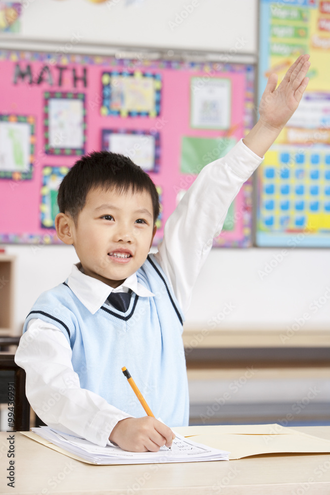 小男孩在教室里举手