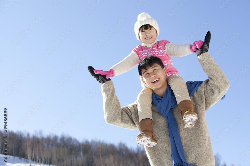 父亲在雪地里和女儿玩耍