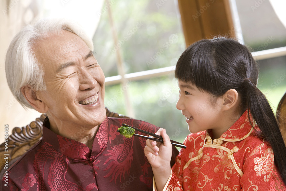 孙女和爷爷的幸福时刻