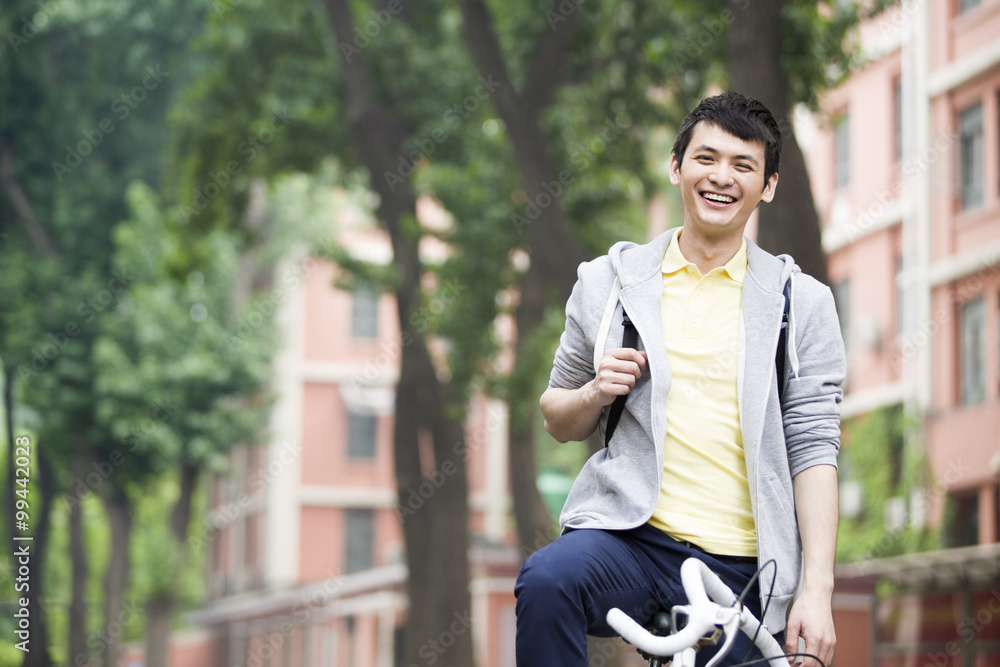 校园里骑自行车的男大学生