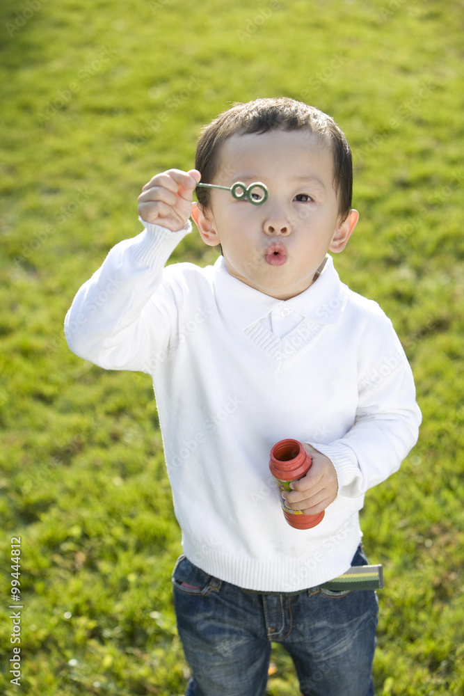 小男孩吹泡泡