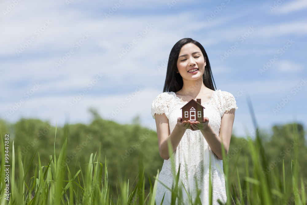 带玩具屋的年轻女人