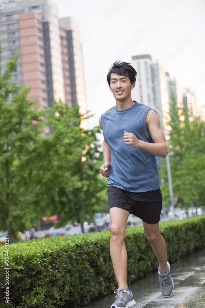 年轻人在外面跑步