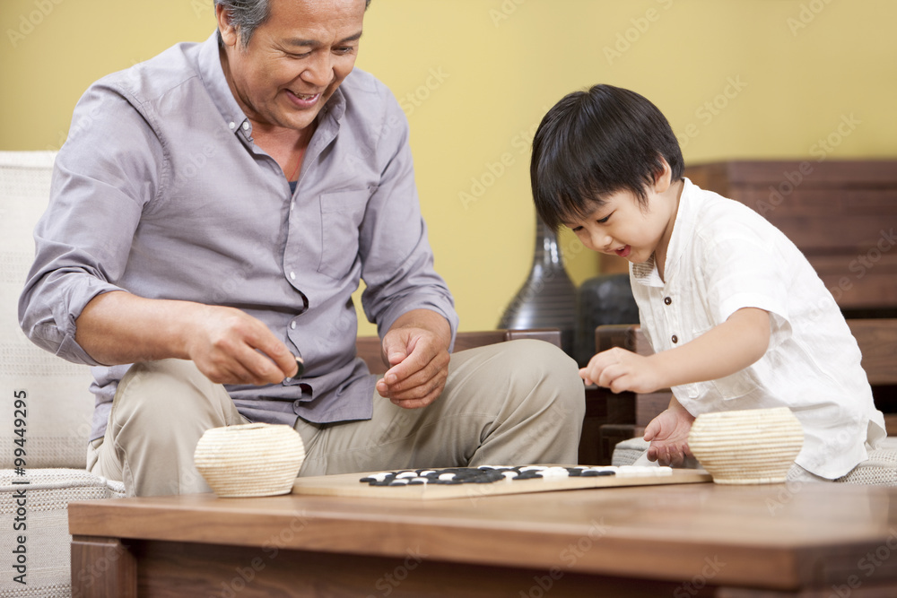 小男孩和爷爷玩中国围棋