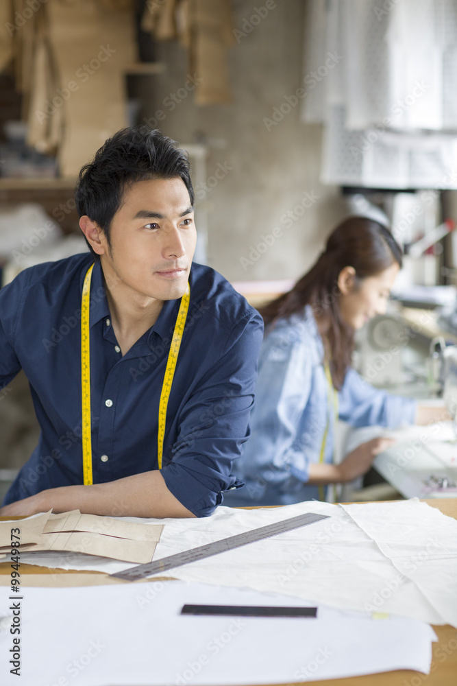 两位时装设计师在工作室工作