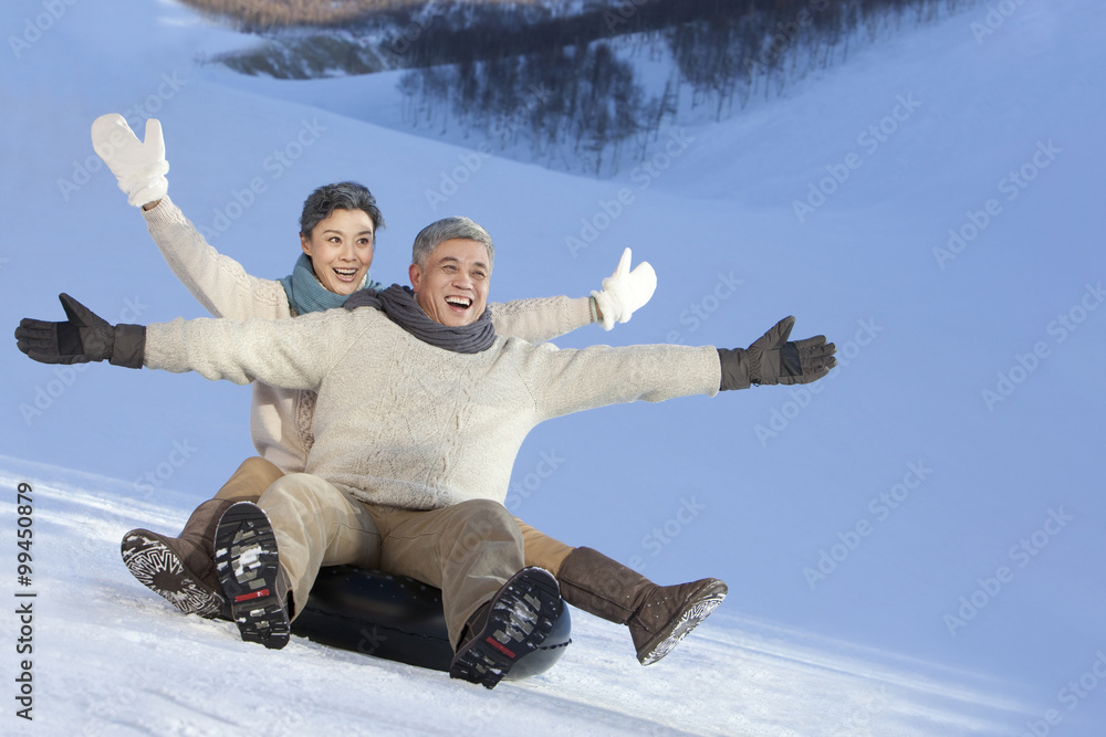 老年夫妇在雪地里玩得很开心