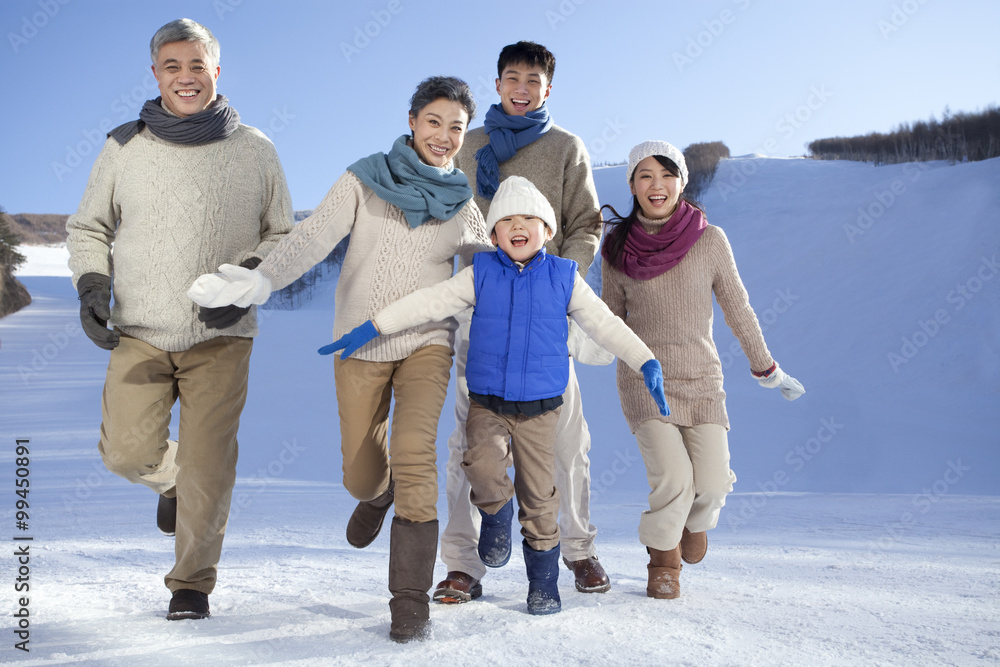 一家人在雪地里玩得很开心