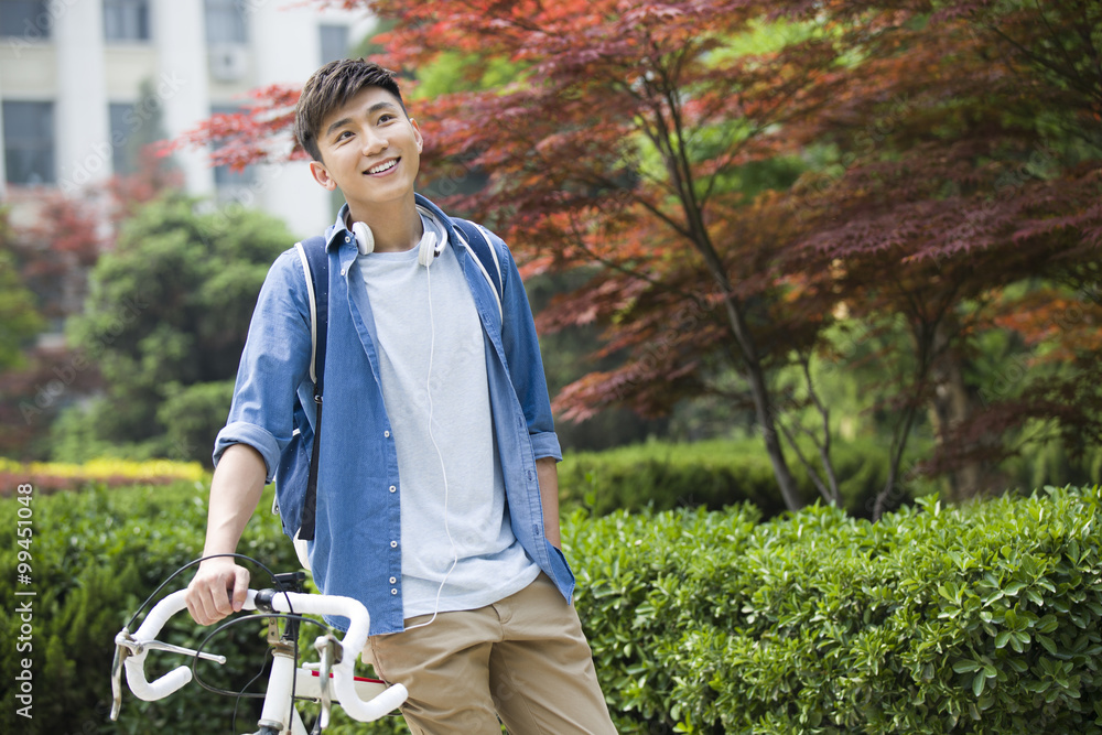 骑自行车的男大学生