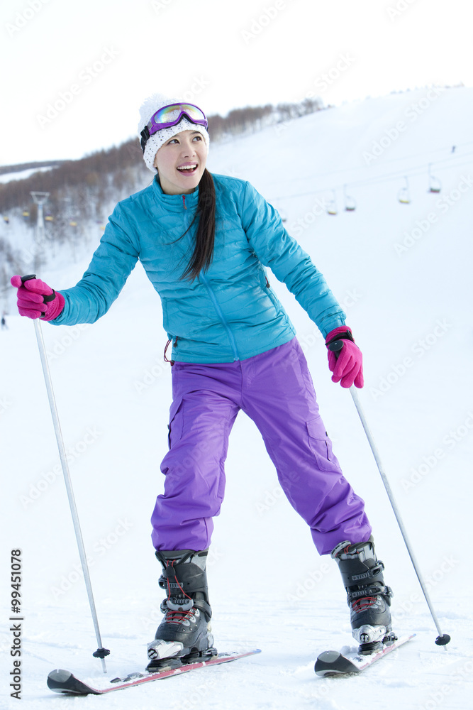 滑雪场的年轻女子