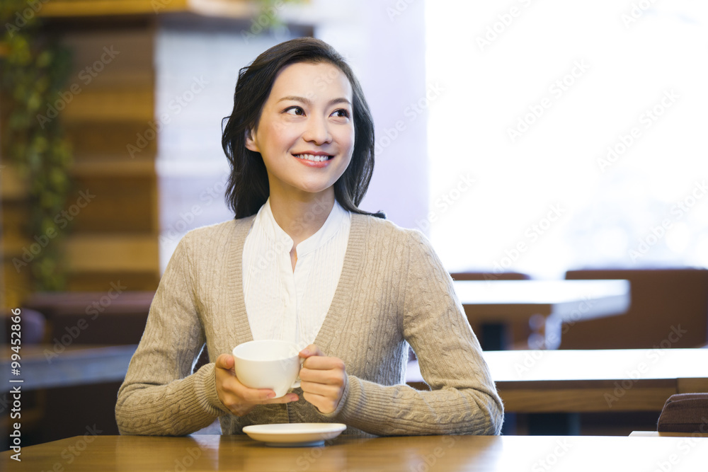 年轻女子在咖啡店享受咖啡