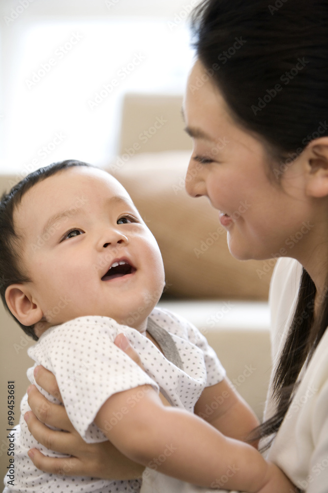 带婴儿的女人