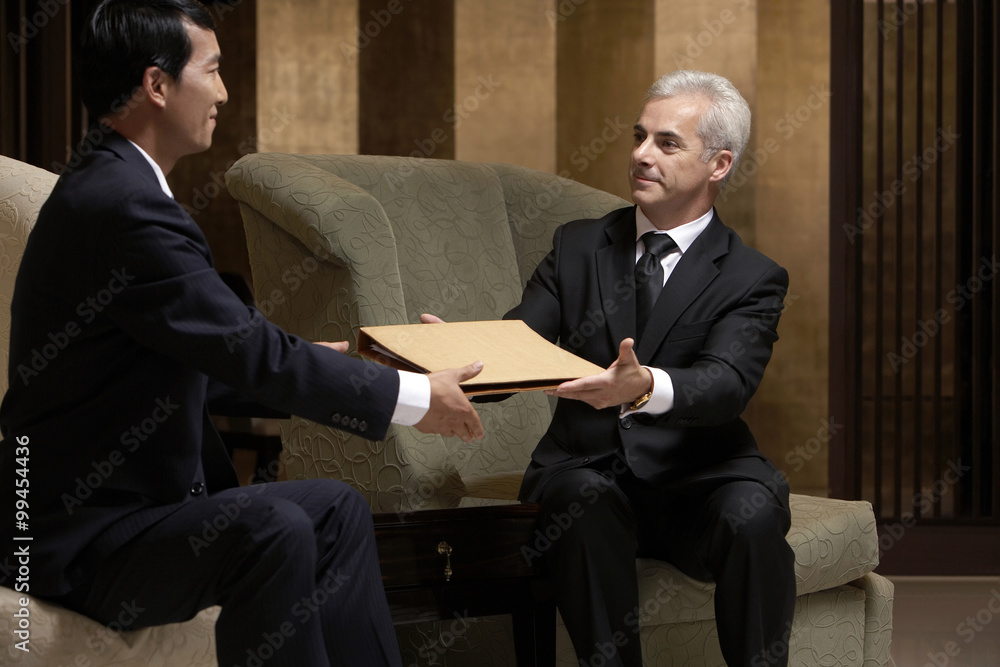 Two business leaders discuss cooperation at an exclusive business club