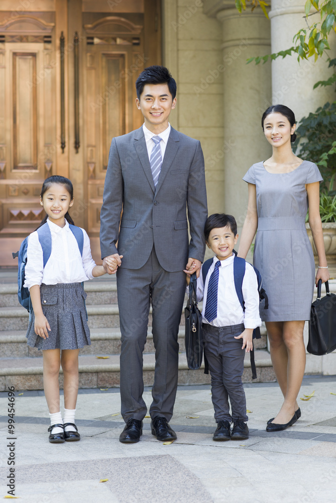 年轻夫妇送孩子上学