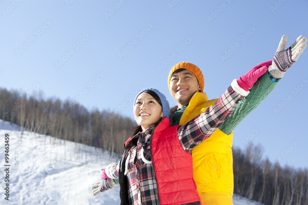 滑雪场快乐的年轻情侣