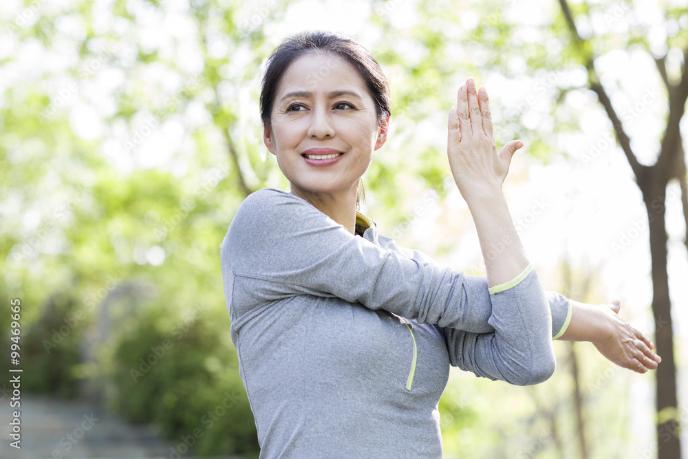 快乐的成熟女性在公园锻炼