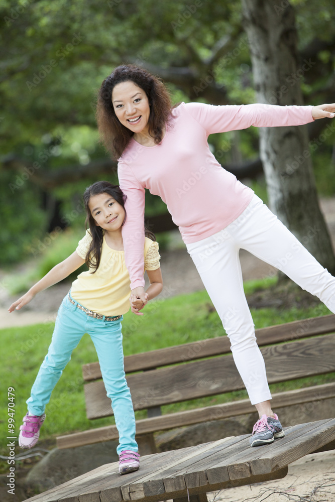 快乐的母亲和年幼的女儿