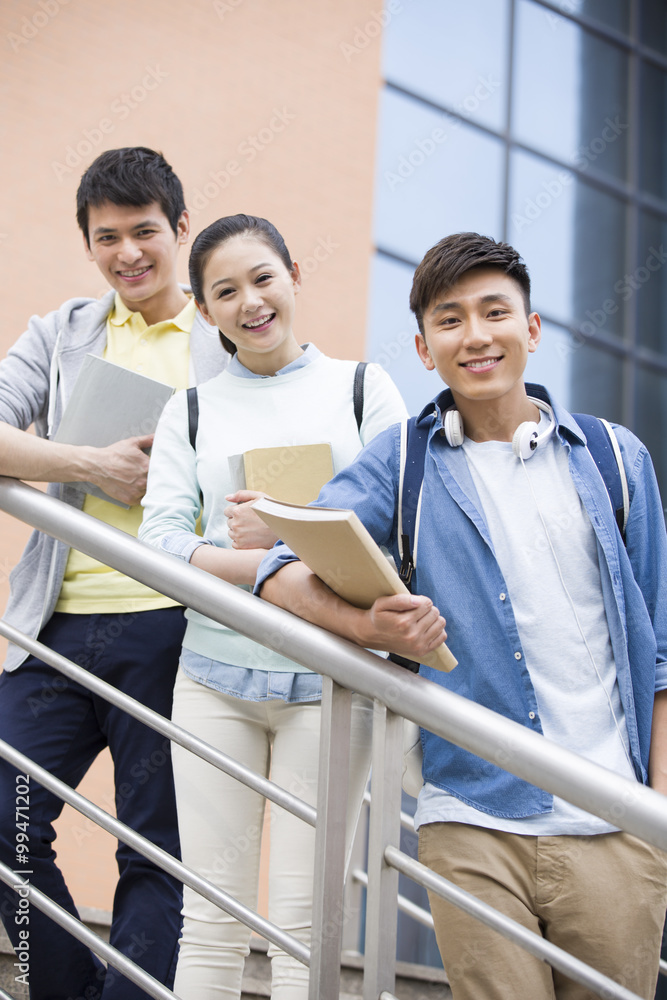 图书馆外的年轻大学生