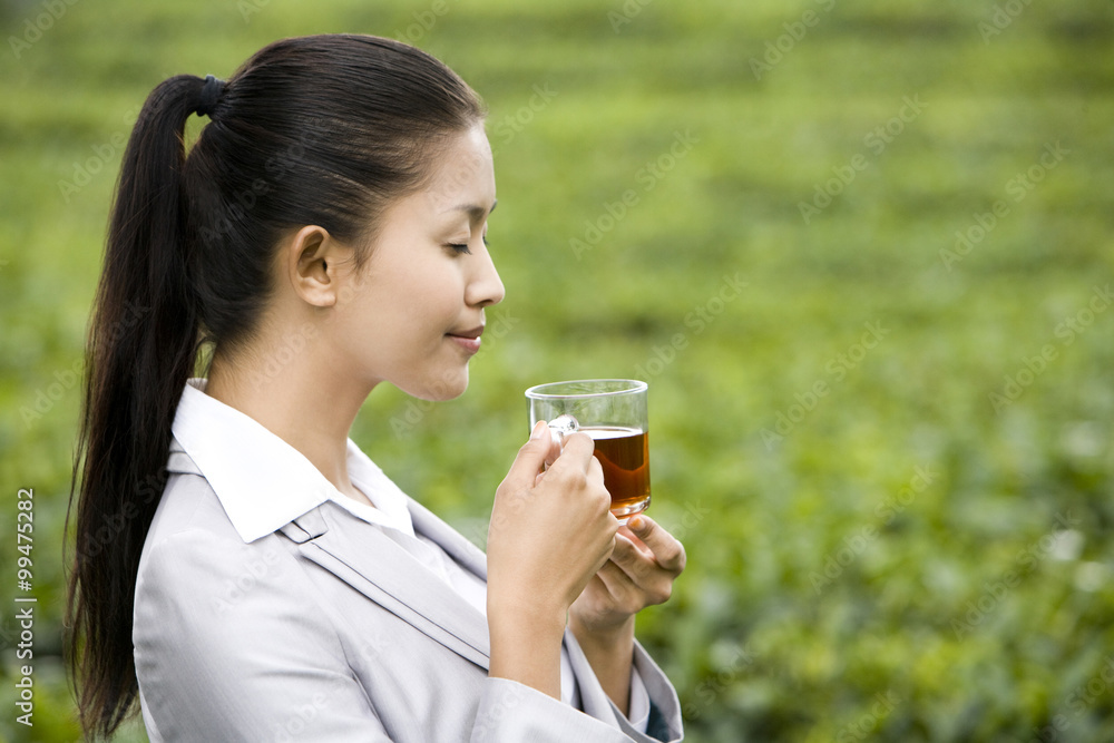 新鲜冲泡的茶界年轻女商人