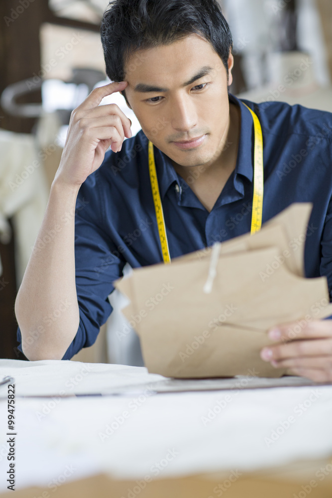 在工作室工作的时装设计师