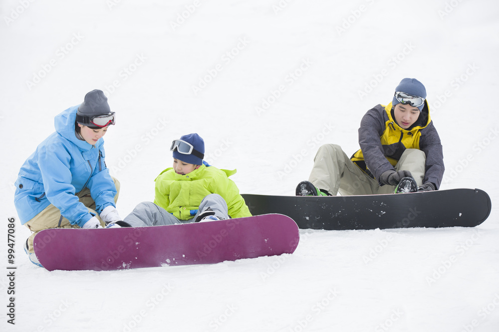 年轻父母教儿子滑雪