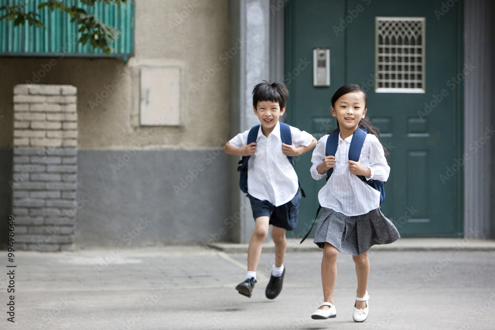 孩子们跑步上学