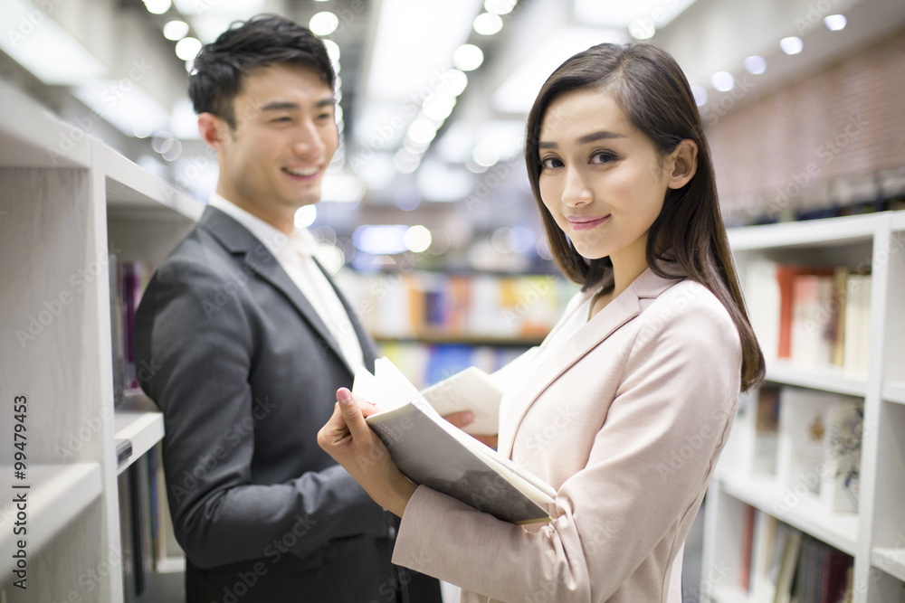 年轻夫妇在书店选书