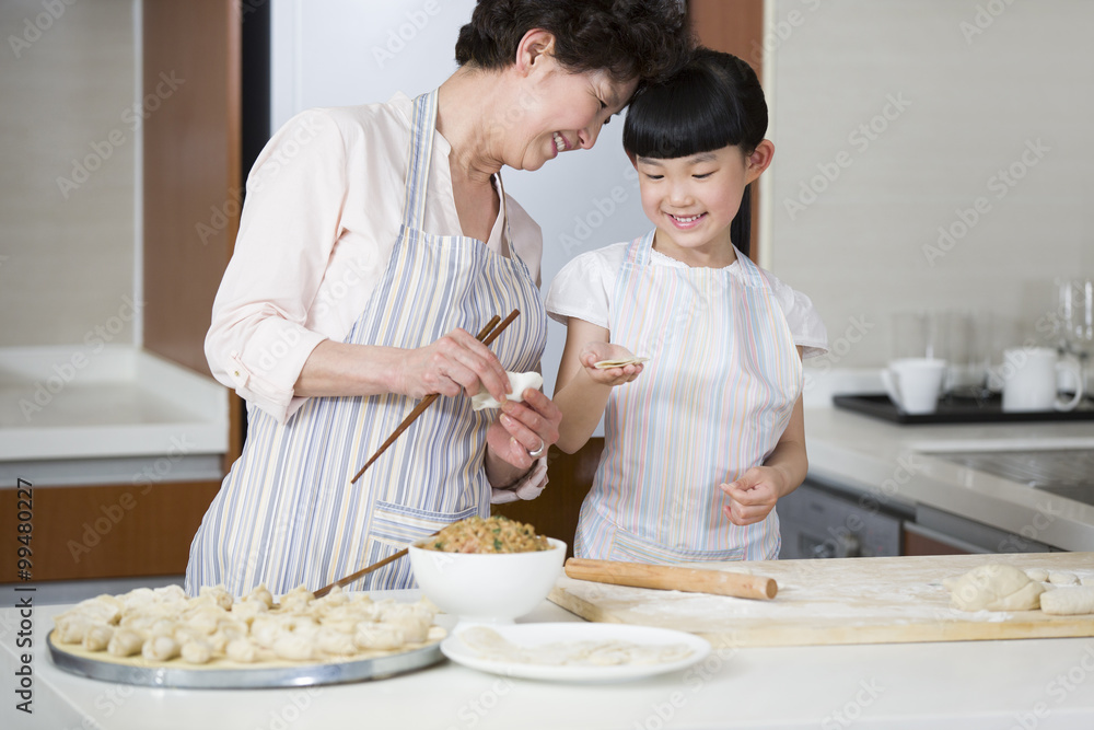 快乐的奶奶和孙女包饺子