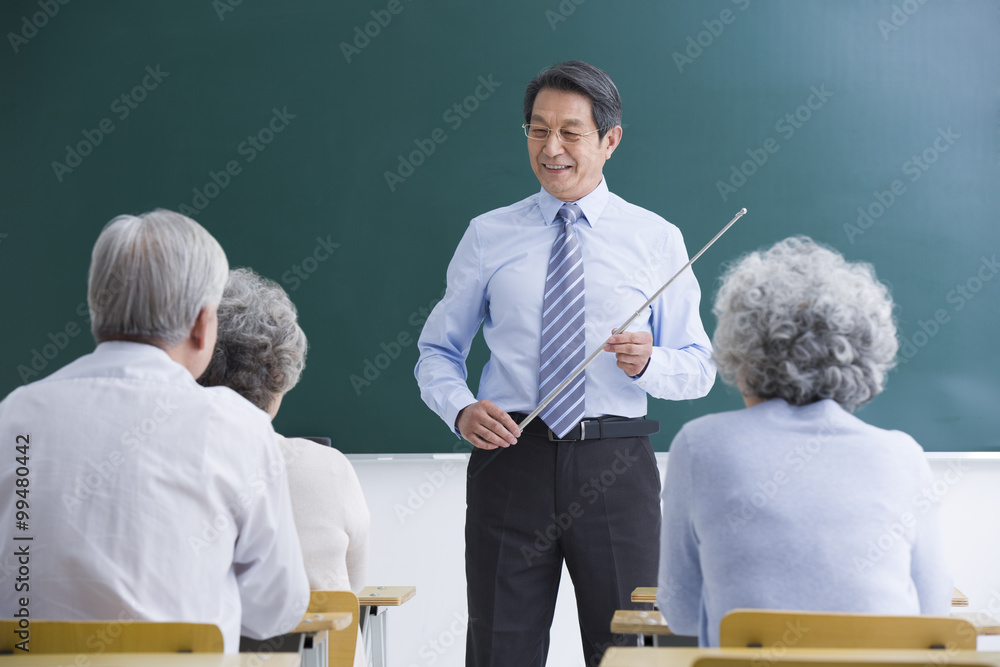 在学校上课的老年人