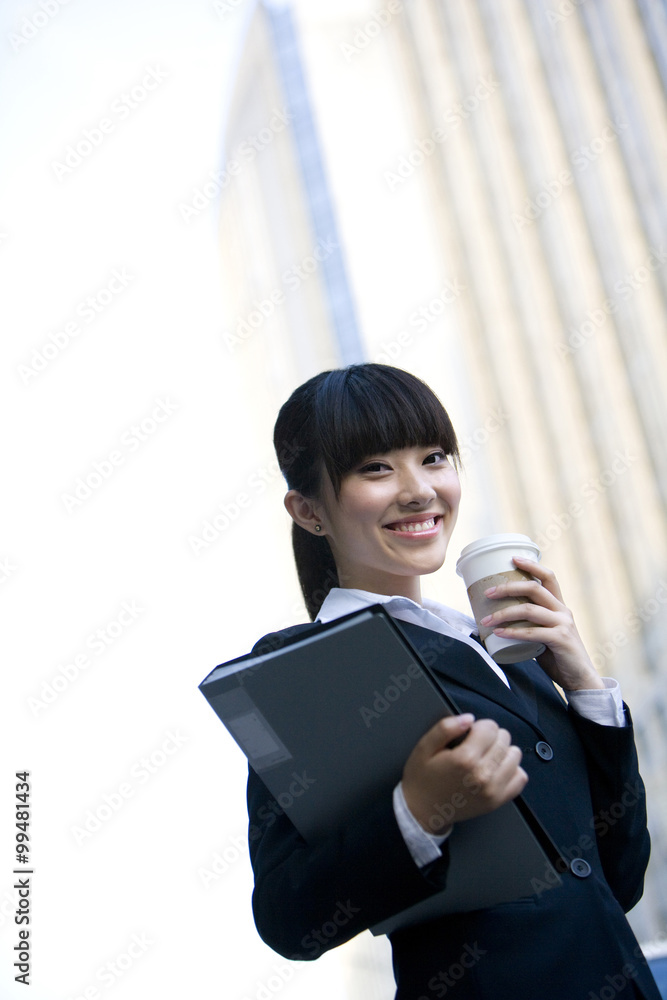 带着咖啡和文件的女人