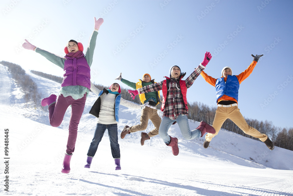 年轻人在雪地里玩得很开心