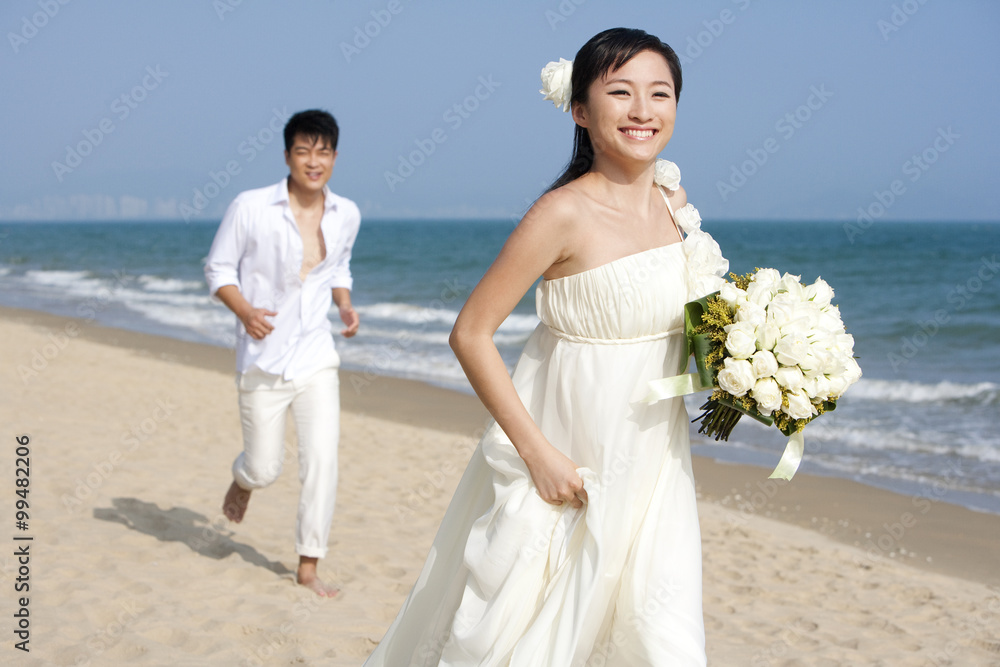 海滩上幸福的新婚夫妇