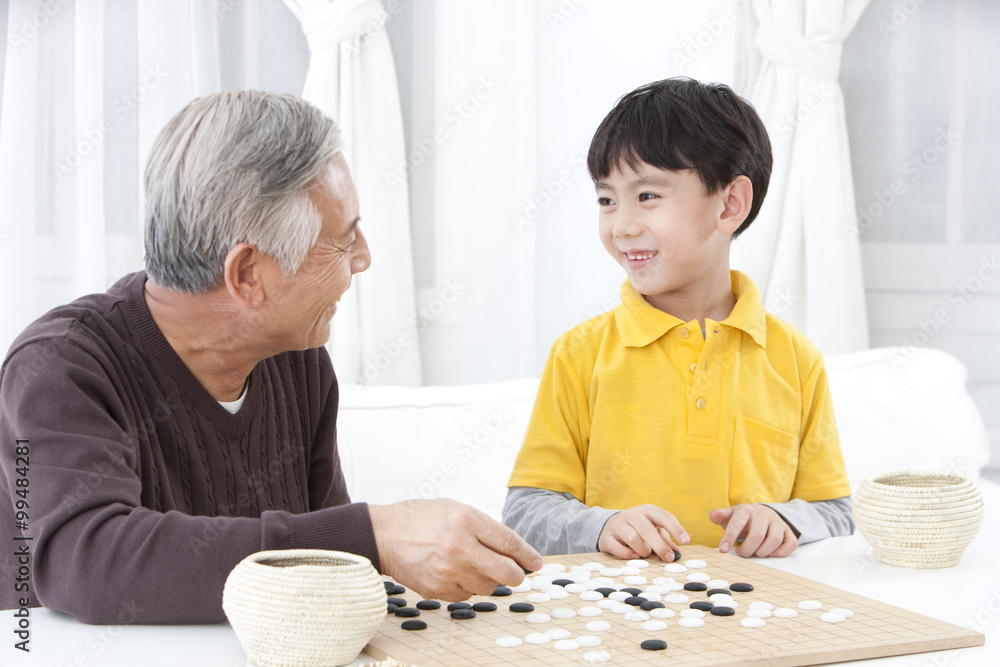 爷爷和孙子玩中国围棋