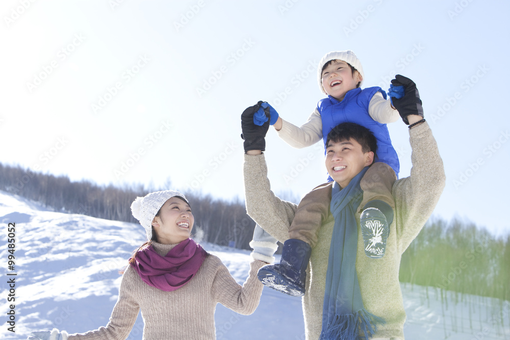 家人在雪地里玩得开心