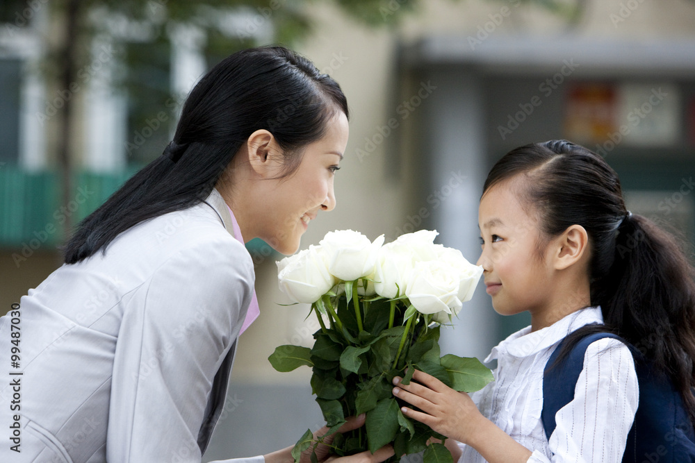 小女孩向母亲献花