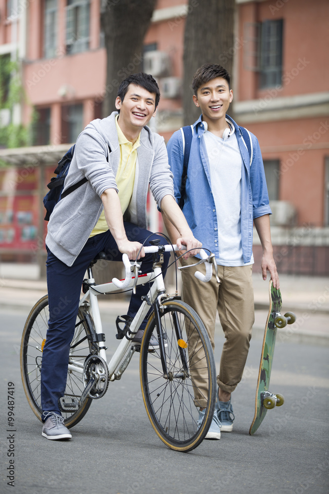 校园里骑自行车的男大学生