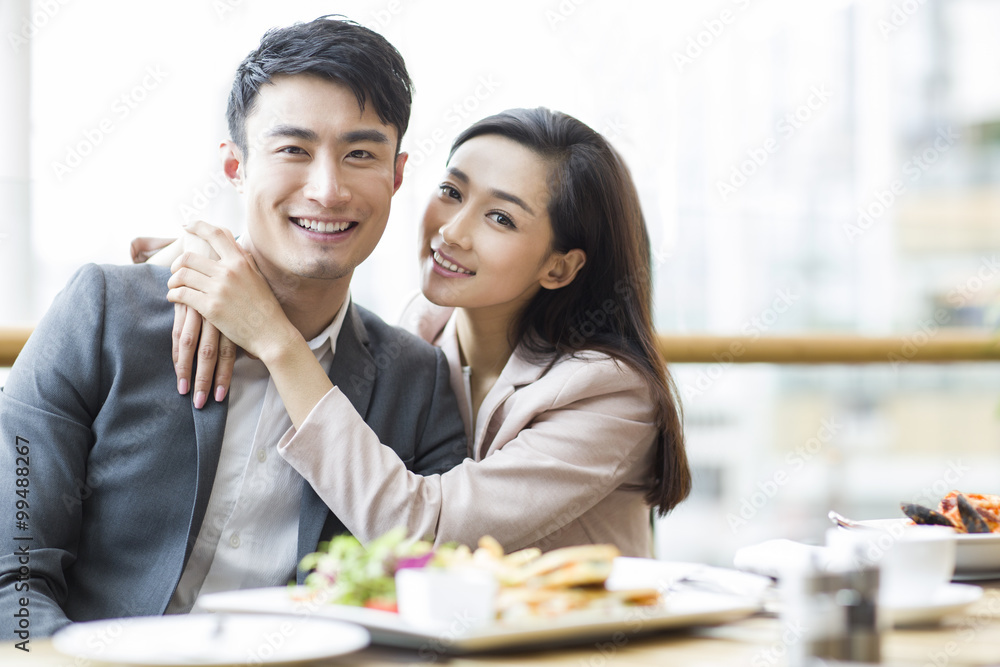 年轻夫妇在餐厅用餐