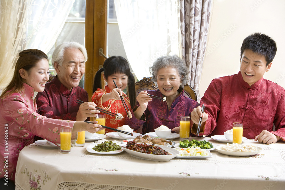 家人吃中国年夜饭