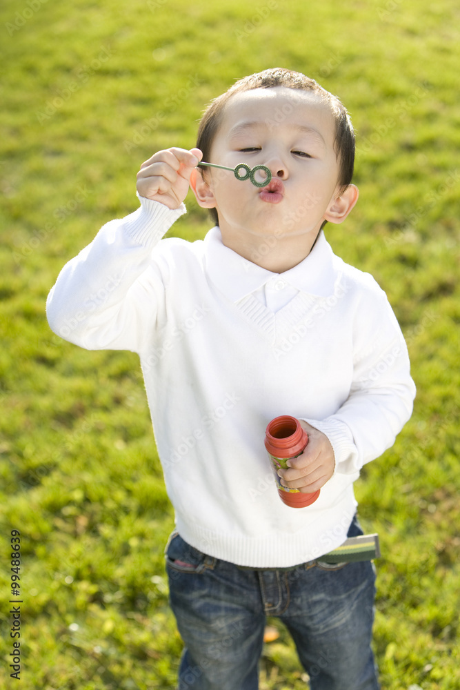 小男孩吹泡泡